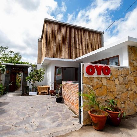 Oyo 1493 Surya Villa Selong Belanak Exterior foto
