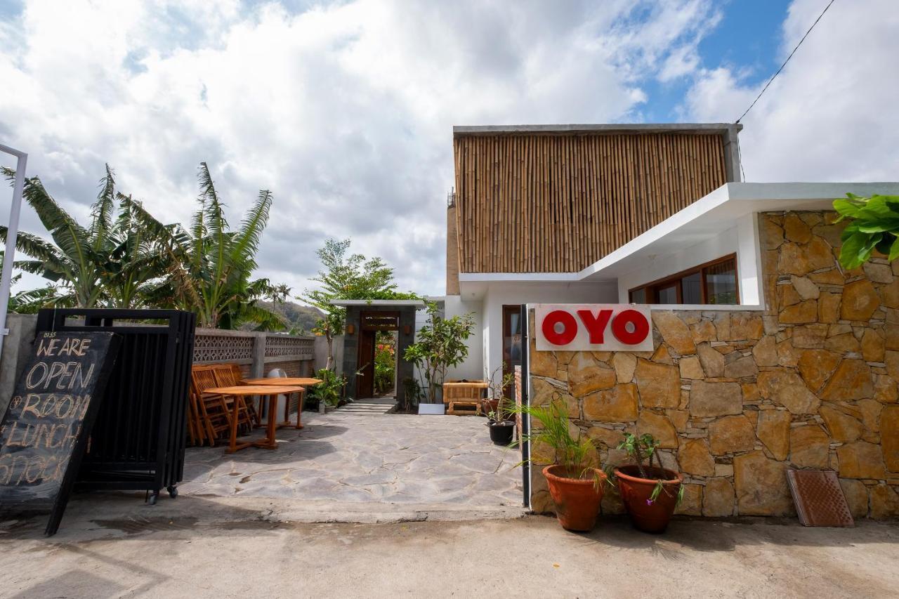 Oyo 1493 Surya Villa Selong Belanak Exterior foto