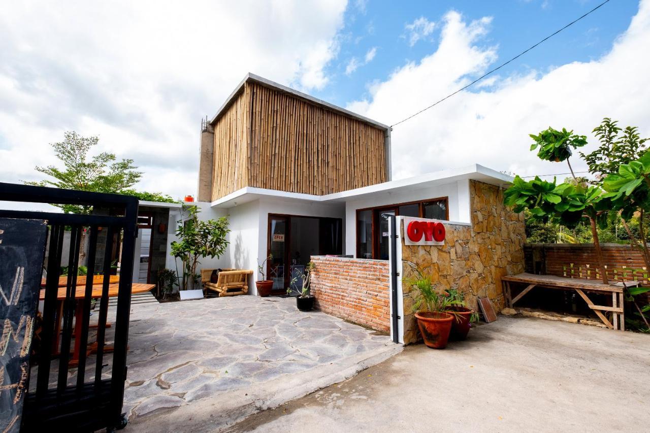 Oyo 1493 Surya Villa Selong Belanak Exterior foto