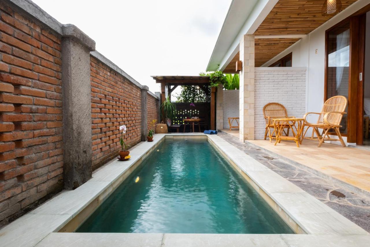Oyo 1493 Surya Villa Selong Belanak Exterior foto